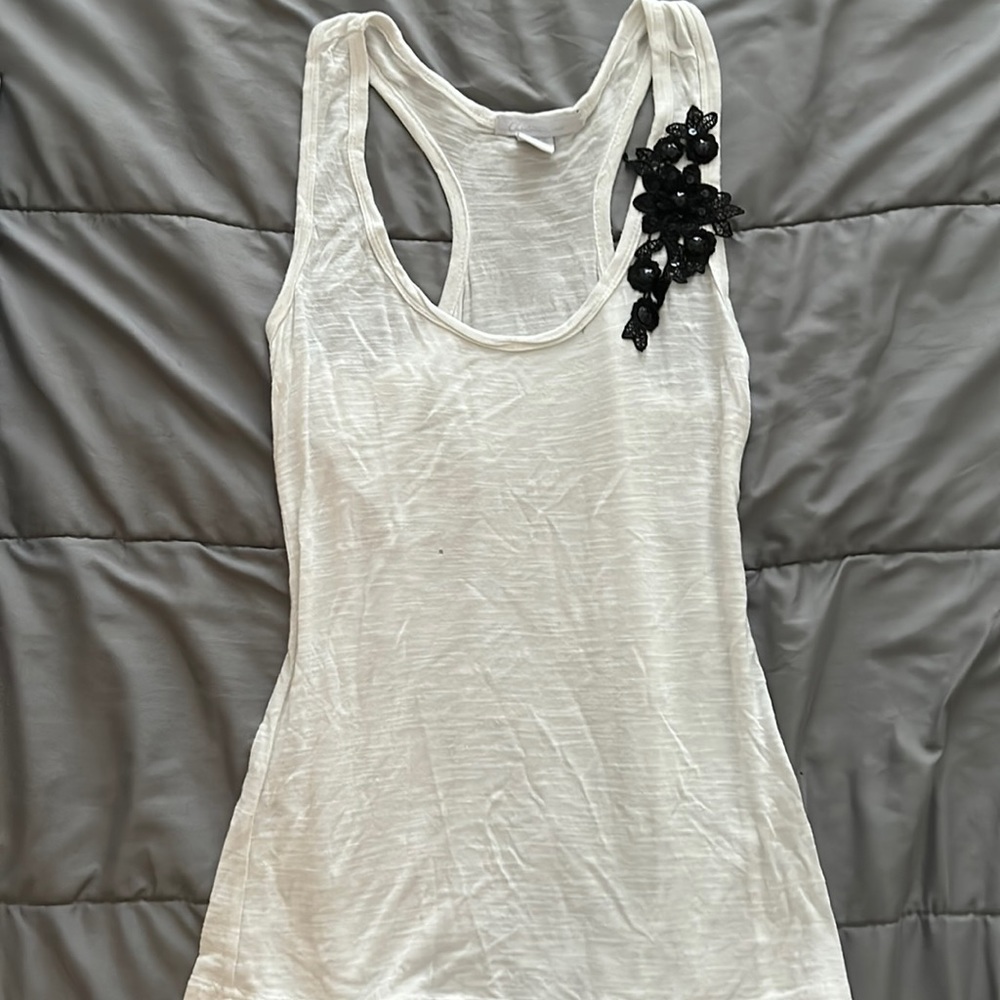 2000’s White Tank top With embroidery & lace flowers~ 🌹